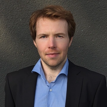 Professional portrait of Ilya Eder, showing a friendly and approachable demeanor